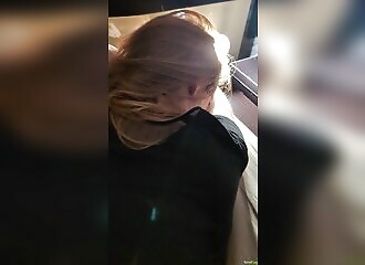 Rouquine se régale avec une queue black énorme dans la chatte