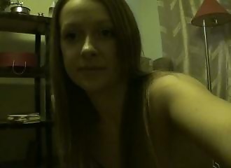 Blonde aux petits seins pointus danse en culotte bleu ciel