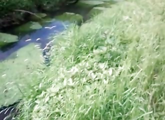 Elle baisse le pantalon, un  amateur prend sa copine en levrette dans la nature