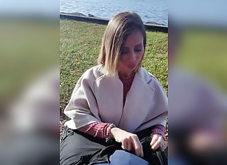 Cochonne au look de bourgeoise suce au bord d'un lac